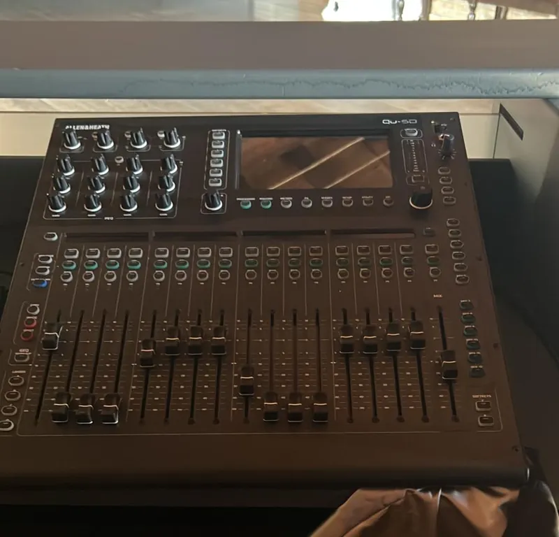 La console audio del palco, pronta per i live