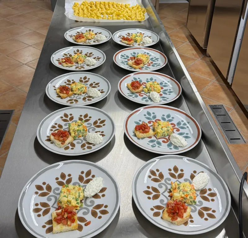 I piatti in linea, pronti per il servizio